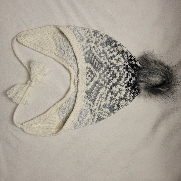 J Jill Grey and White Knit Hat O/S NWOT  Faux Fur Large Pom Pom - Picture 6 of 9